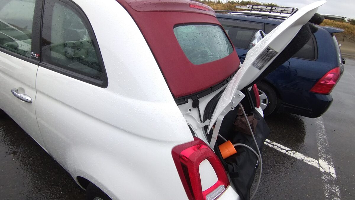 デュアロジックとツインエアで雨の日も楽しめる！チンクエチェントＣでサーフィン&ドライブ - 青空駐車の500C